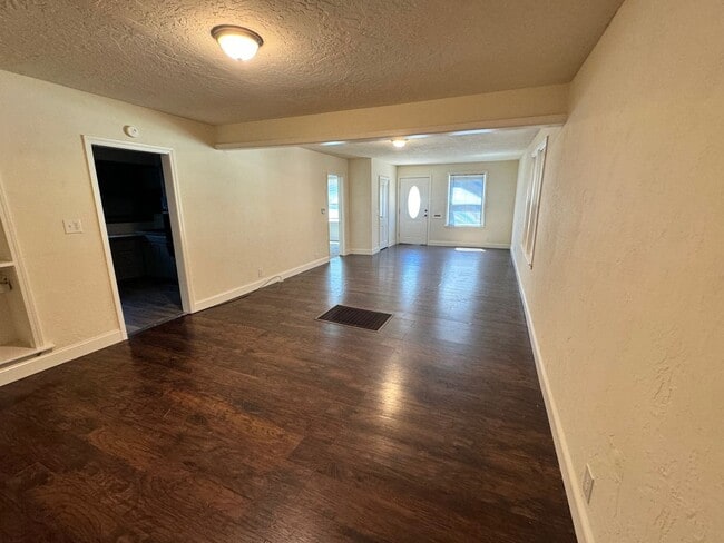 Building Photo - 2 bed 1.5 house with garage storage