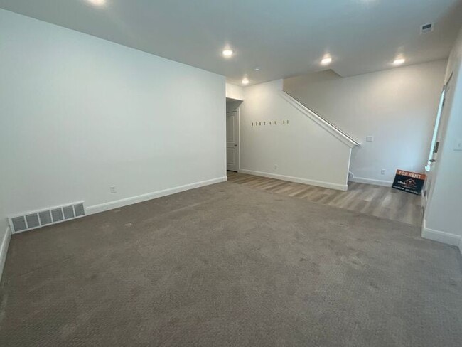 Building Photo - 4 Bedroom 3 Bath 2200 Sq ft Home 2 Car Garage.