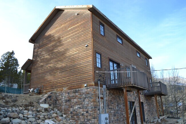 Building Photo - Oak Street Duplex