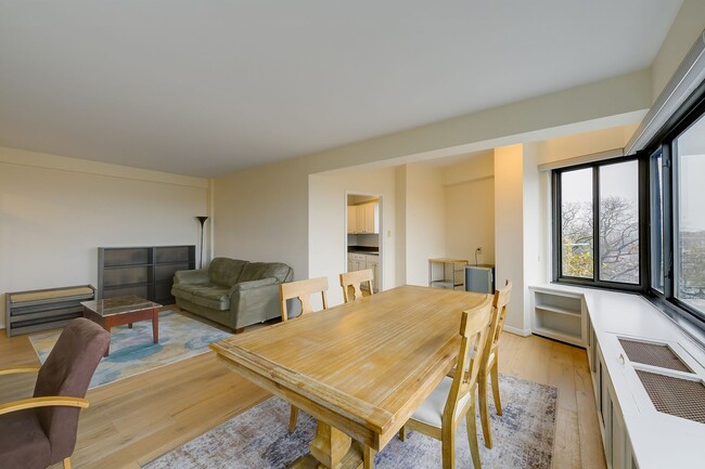 Building Photo - Great 1BR in Cathedral Heights! Fully furnished!