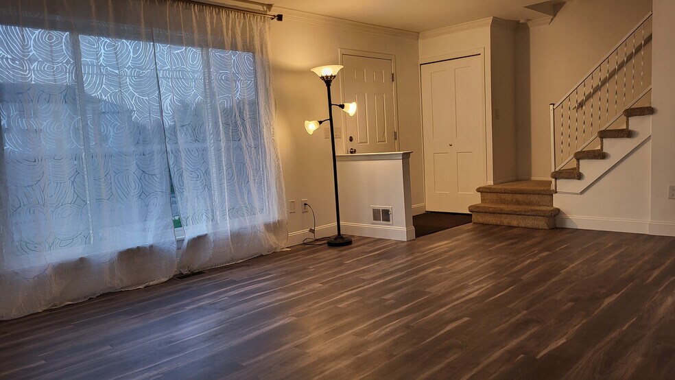 Building Photo - 37435 Colonial Dr