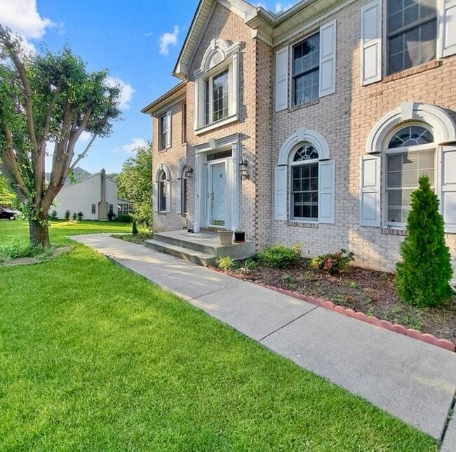 Building Photo - Amazing 5 BR/3.5 BA Single-Family Home in ...