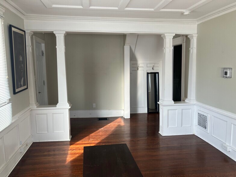 Building Photo - 5 Pine St