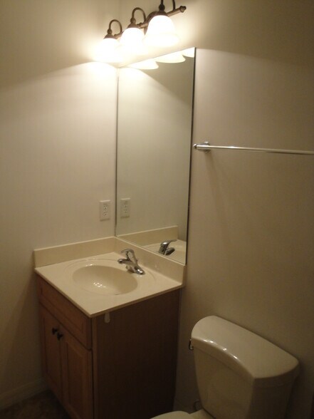 hall bath sink - 9800 Quinta Artesa Way