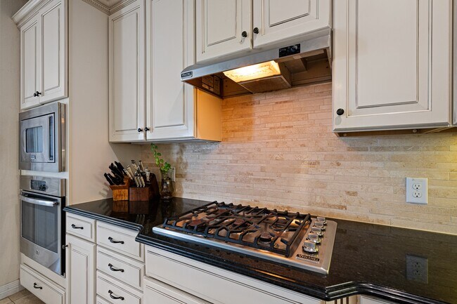 Building Photo - 4627 Miramar Dr
