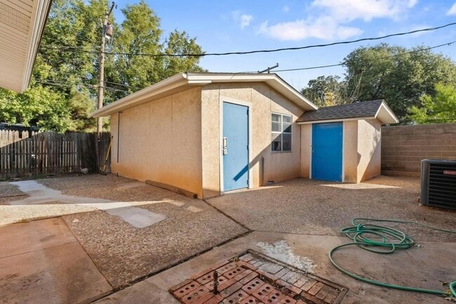 Building Photo - Huge 3 Bed 3 Bath House Near Texas Tech