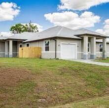 Building Photo - Huge Corner Duplex-3/2/1