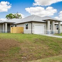 Building Photo - Huge Corner Duplex-3/2/1
