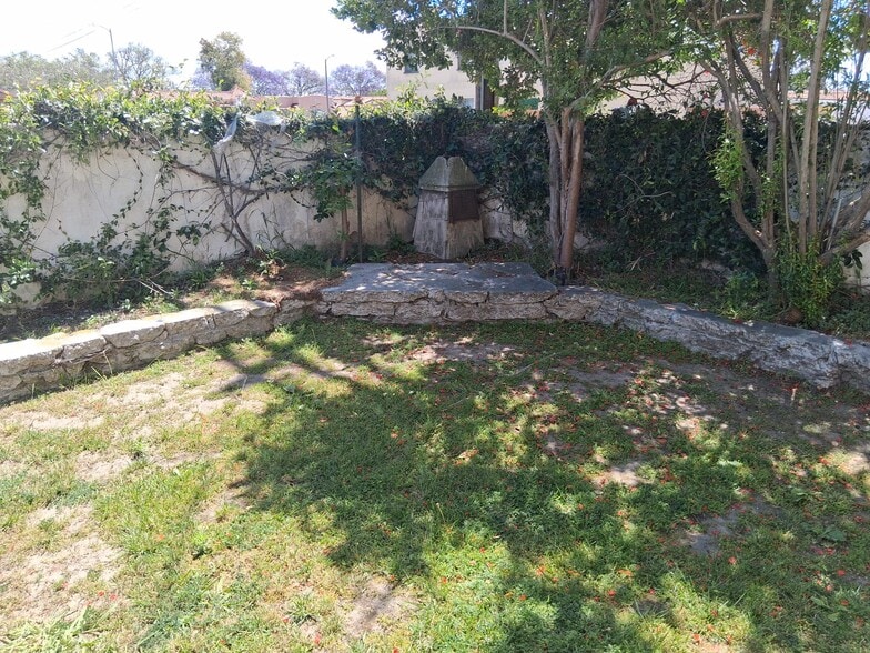 Building Photo - 6250 S Van Ness Ave