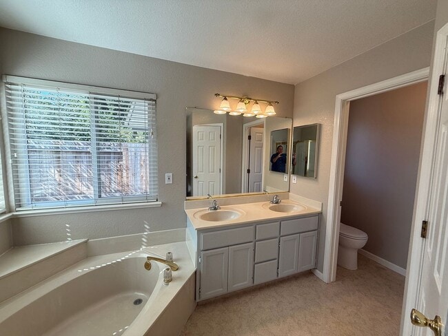 Building Photo - 4-bedroom Single Story home in Ripon!