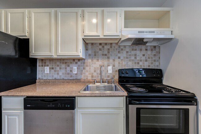 Building Photo - 1733 N Queens Ln