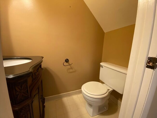 Building Photo - Large 2 Bed 2.5 Bath Apt in Green Hills - ...