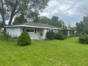 Building Photo - Ranch style home