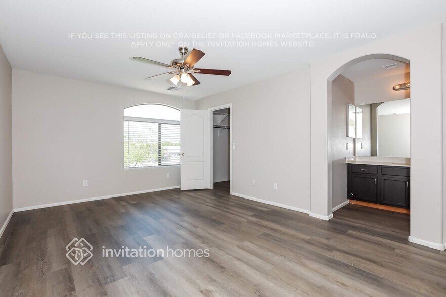 Building Photo - 1382 E Penny Ln