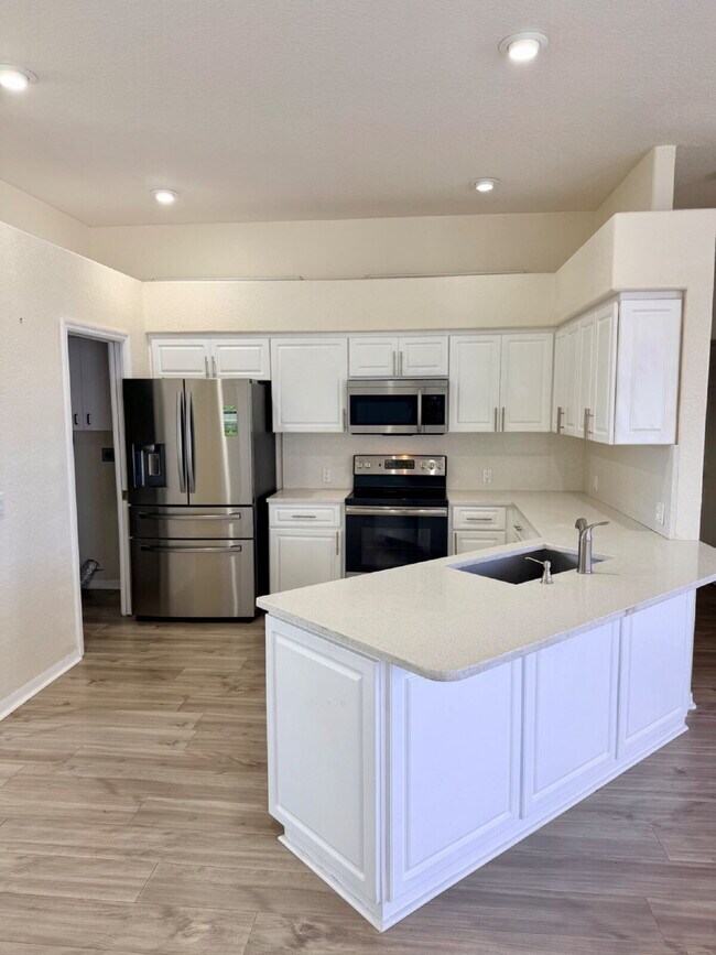 Building Photo - Beautifully maintained POOL home for Rent.