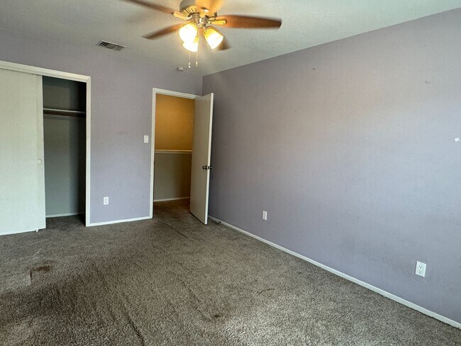 Building Photo - 4 / 2.5 Near Parmer and McNeil