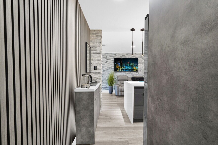 Building Photo - 1420 S 24th Ter