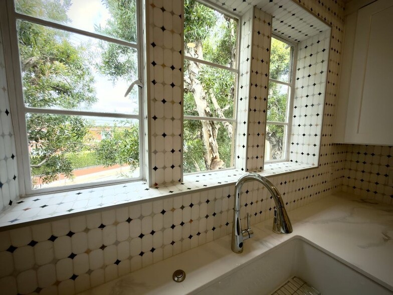 Building Photo - 378 S La Jolla Ave