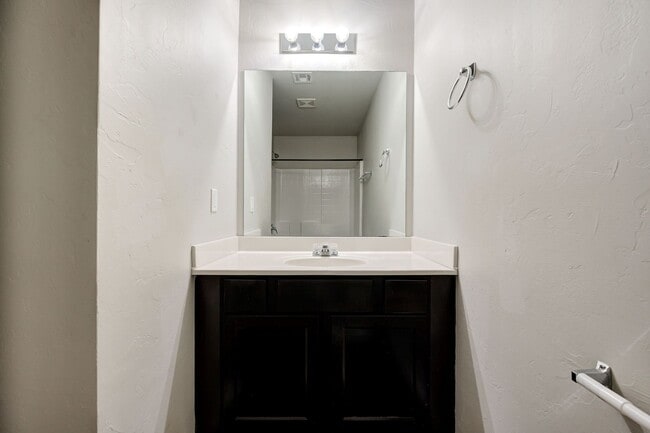 Building Photo - Gorgeous 3 Bed 2 Bath in Moore/SE OKC