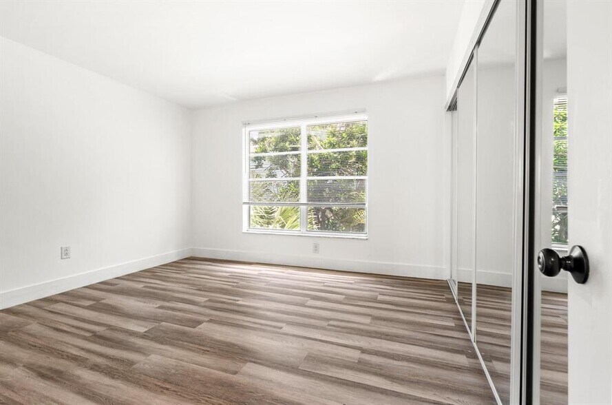 Building Photo - 809 W Oakland Park Blvd