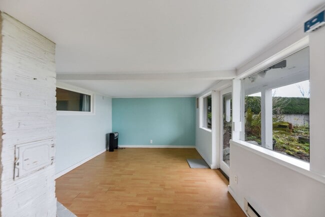 Building Photo - Great duplex 1st floor 1 bd great view!