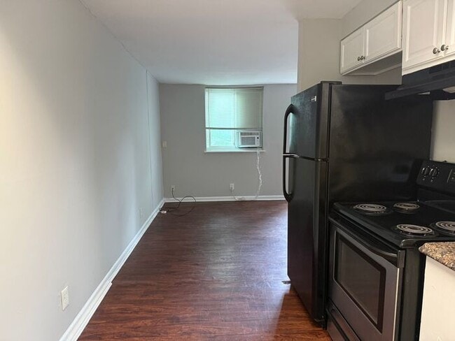 Building Photo - 2 Bed / 1 Bath apartment in triplex 2nd Av...