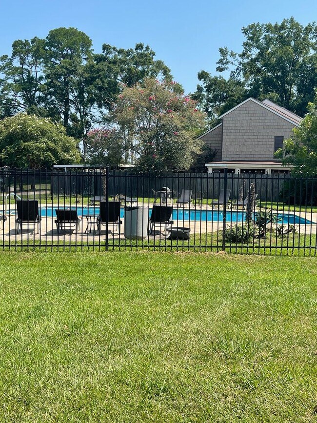 Building Photo - 2 bedroom, 2 bathroom, covered parking, Fireplace, Pool