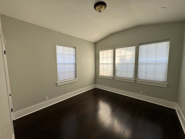Building Photo - 498joh