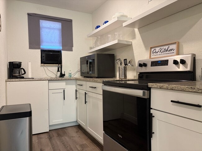 Building Photo - Renovated Studio