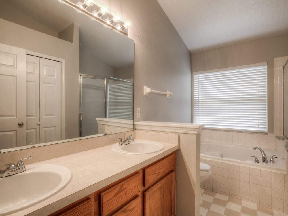 Building Photo - 13628 Emeraldview Dr