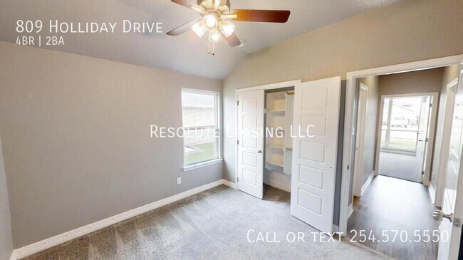 Building Photo - 809 Holliday Dr