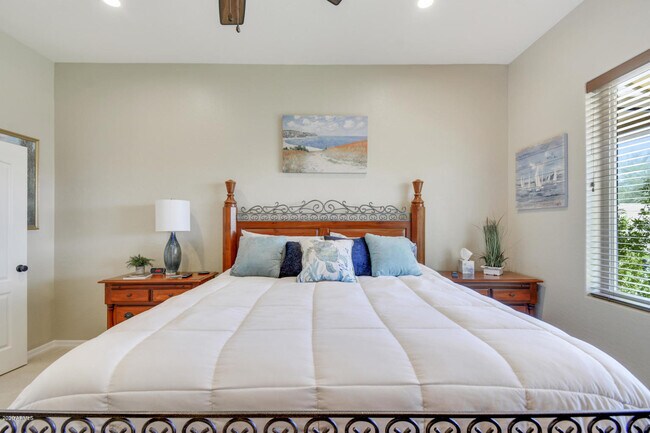 Building Photo - 10601 E Meadowhill Dr