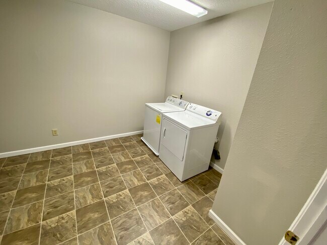 Building Photo - 5843 Amber Ln