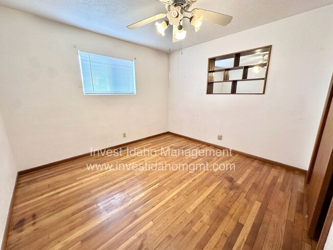 Building Photo - 2518 W Orchard Ave