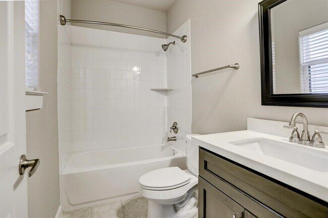 Building Photo - 1057 W 25th St