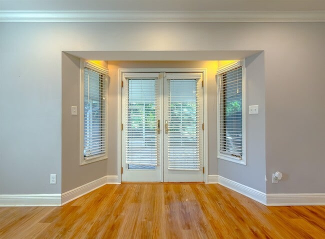 Building Photo - 810 Devon Dr