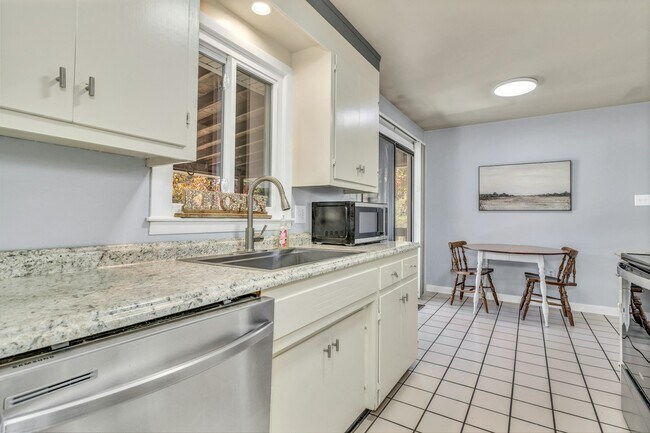 Building Photo - 1011 Old US Hwy 70