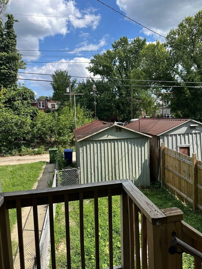 Building Photo - Spacious Home Available for Rent! W/D! Fro...