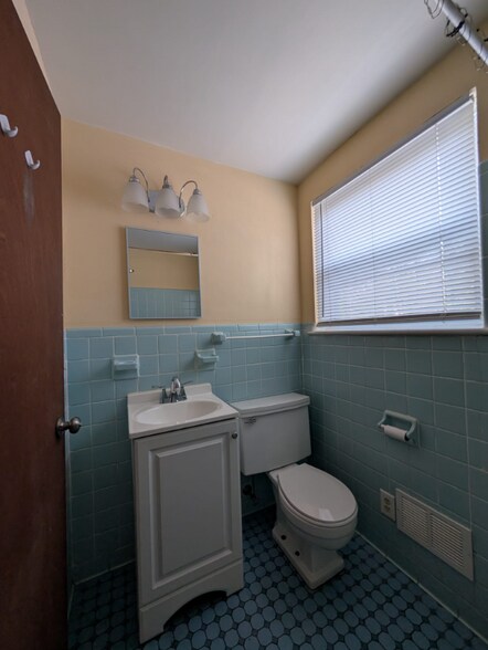 Building Photo - 2211 Morehead Ave