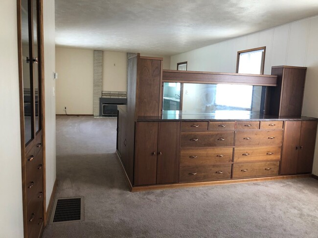 Building Photo - 2 Bed Mid-Century House w/ Garage & Fenced...