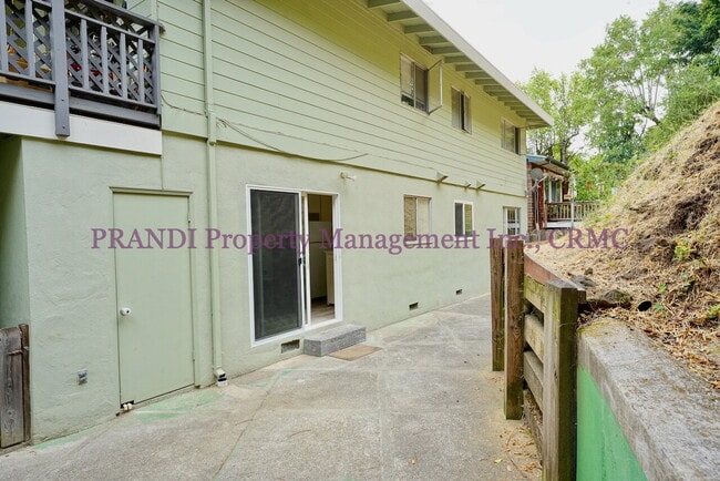 Building Photo - 6 Eden Ln