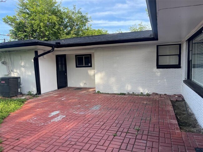 Building Photo - 9602 Val Verde St