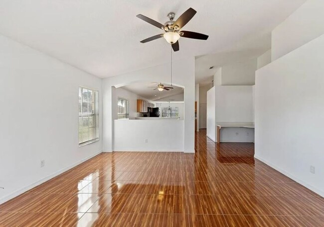 Building Photo - Beautiful 3 Bed and 2 Bath POOL HOME in Ki...