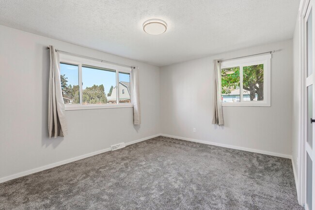 Building Photo - 9614 E Valleyway Ave