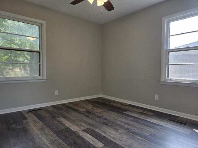 Building Photo - 4204 Lakeview Dr NW