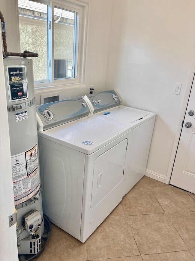 Building Photo - 3 Bedroom 2 Bath Home in La Mesa with Detached 2 Car Garage