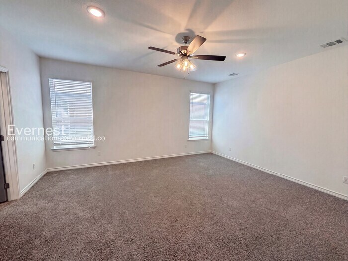 Building Photo - 2211 Hornbeam St