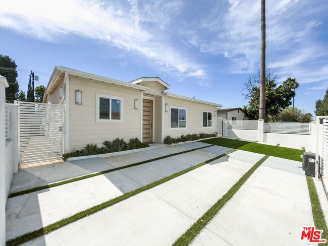 Building Photo - 5035 Zelzah Ave