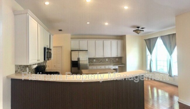 Building Photo - 3335 Woodside Ct