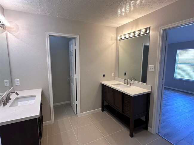 Building Photo - 1281 El Camino Village Dr